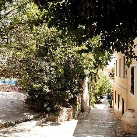 At The Foot Of Acropolis. Tatil Evi Atina