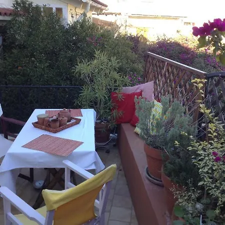 At The Foot Of Acropolis. Tatil Evi Atina
