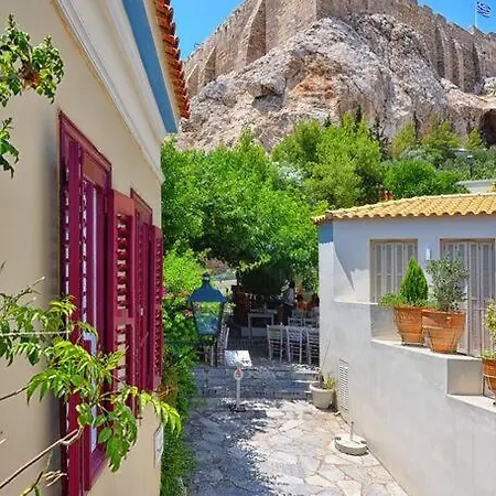 At The Foot Of Acropolis. Tatil Evi Atina